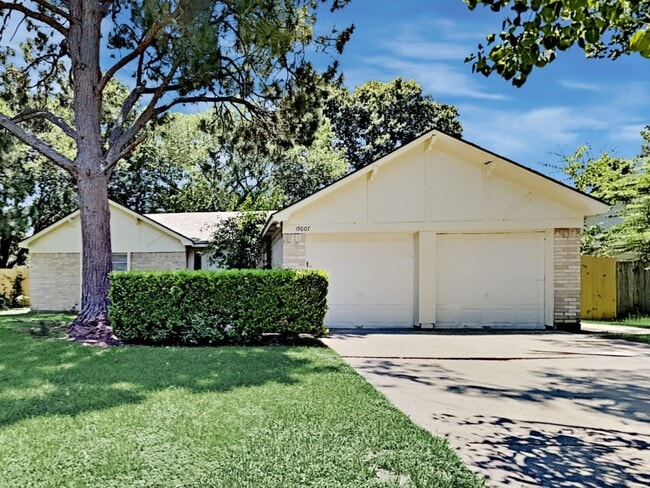 Primary Photo - 19607 Horseshoe Lake Ln