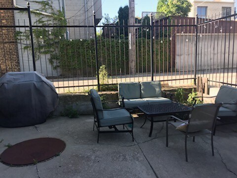 Building Photo - Large Updated 2 Bedroom/1 bath GARDEN in B...