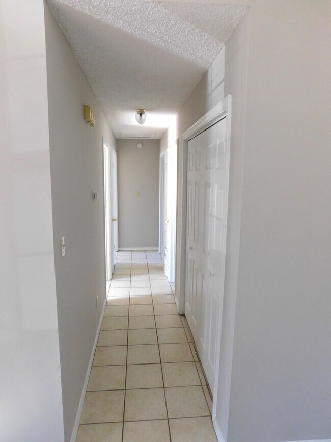 Building Photo - 5820 Briarwood - Ready for move in!!