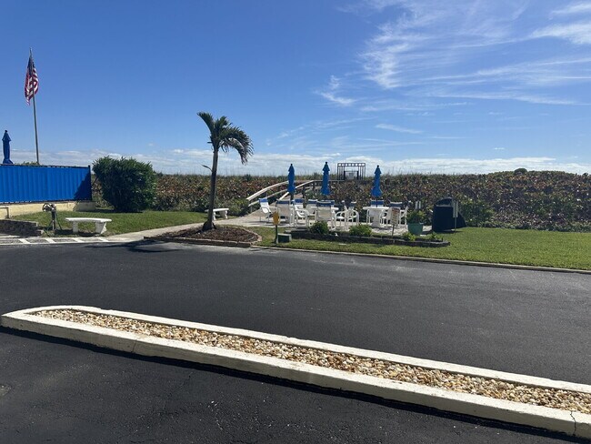 Building Photo - Villa Vista Condo  Available May 1st