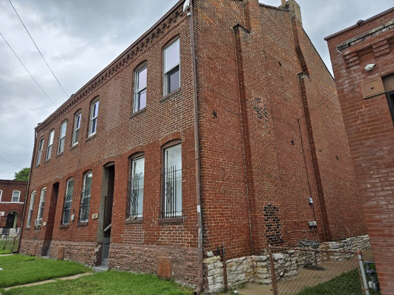 Primary Photo - 221 Upton St