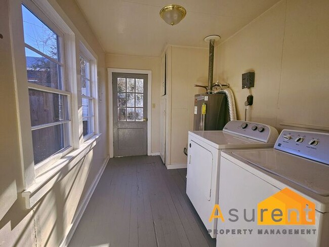 Building Photo - Cute cottage in the Rail Road district in ...