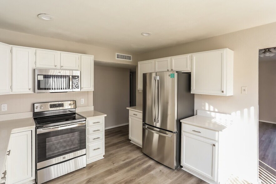 Building Photo - 9010 Millwood Dr