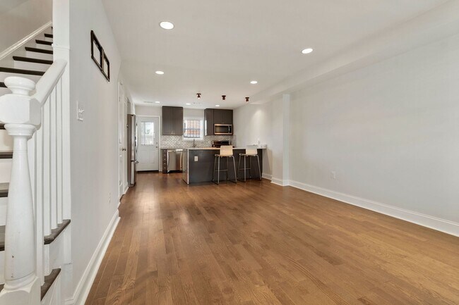 Building Photo - Recently Updated, 2 bed 2 1/2 Bath with Fe...