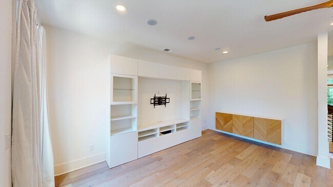 Building Photo - 617 W Worthington Ave