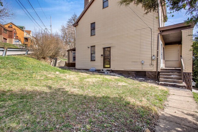 Building Photo - Updated 3 Bedroom 1 Bath with Off Street P...