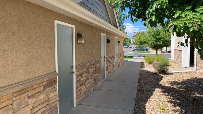 Building Photo - **Cozy condo available in Lowry!!**