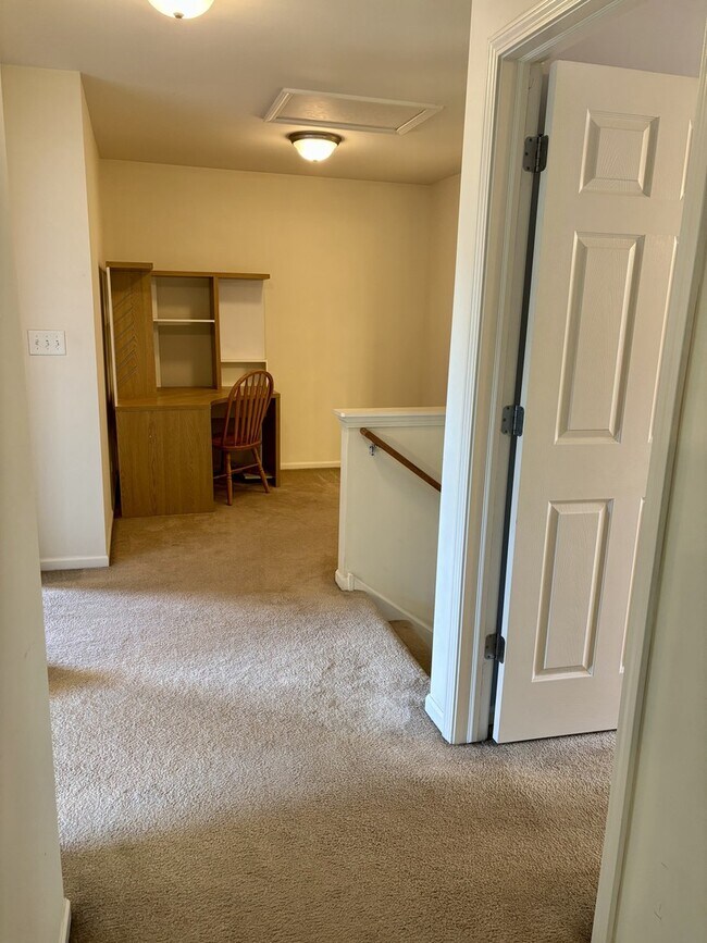 Building Photo - 624 Vista Dr