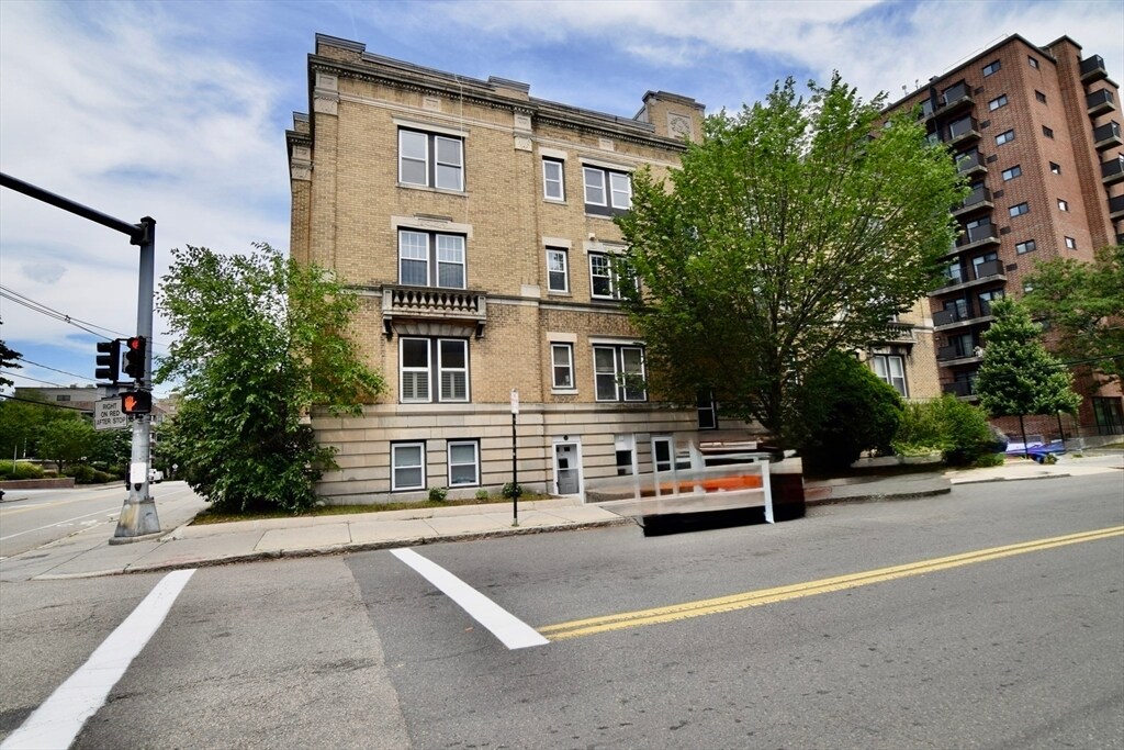 Building Photo - 63 Longwood Ave