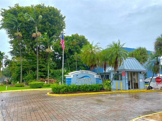 Building Photo - 9371 Fontainebleau Blvd