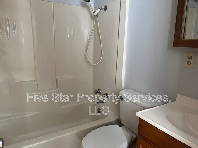 Building Photo - 402 N Iris Dr