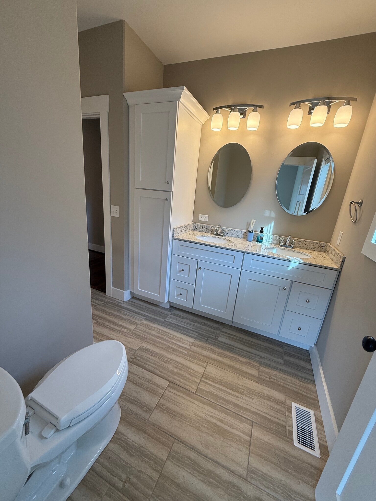 Building Photo - 1124 Cross Pointe Dr