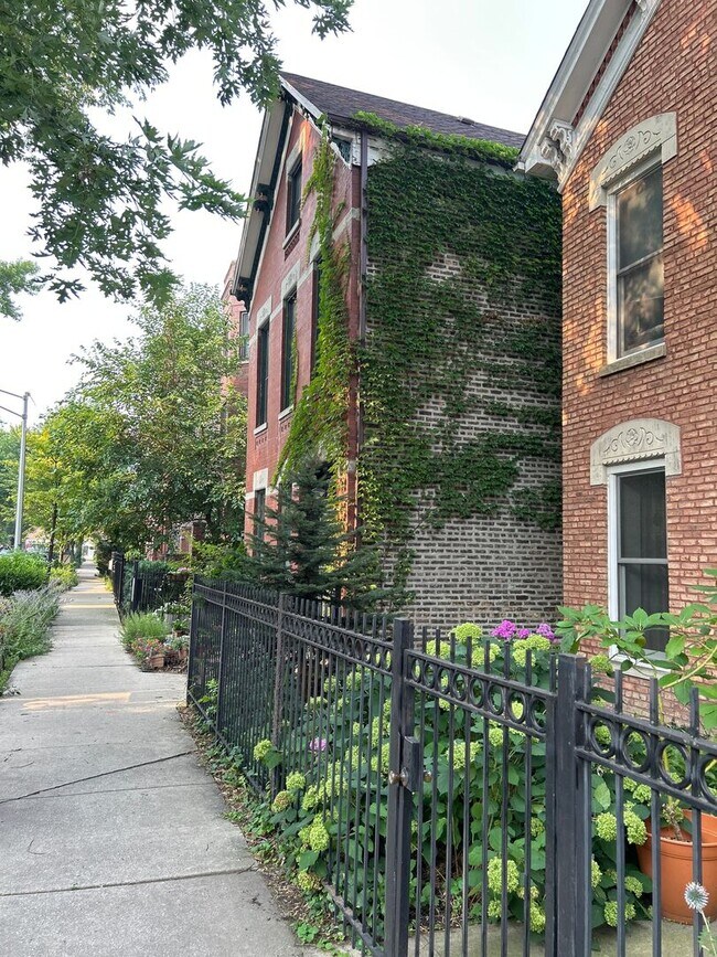 Building Photo - 862 N Hermitage Ave