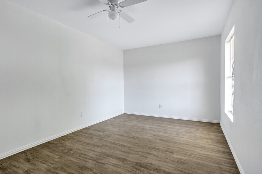 Building Photo - 901 Bessie St