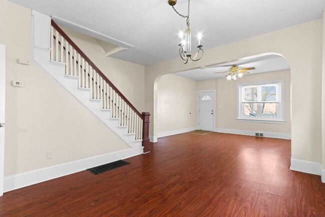 Building Photo - 1348 E 6th St