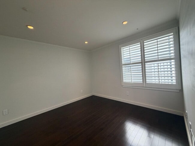 Building Photo - Luxury Pacific Heights 3BD/2.5BA with Private Rooftop Deck