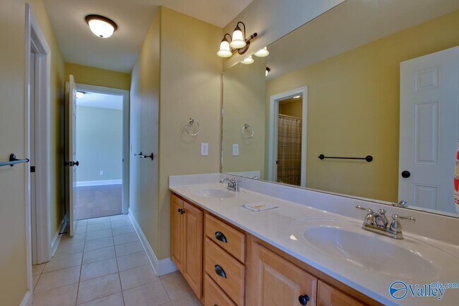 Building Photo - 2801 Centerridge Rd SE