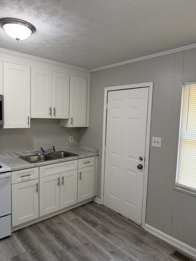 Building Photo - 657 Aubrey Dr