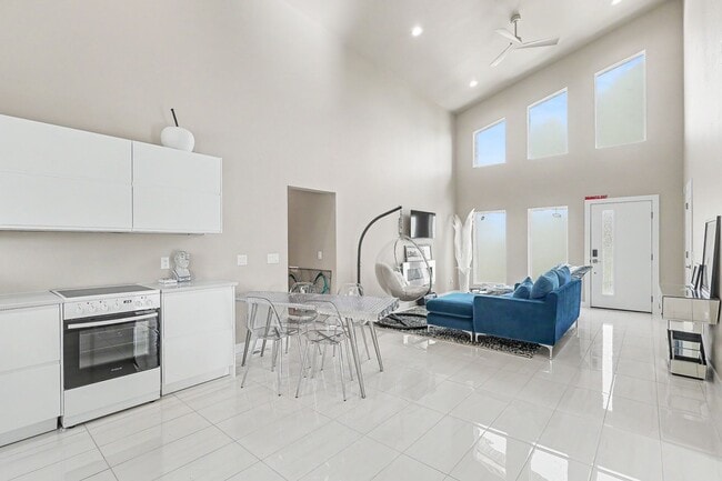 Building Photo - Rent: 2 bed unit