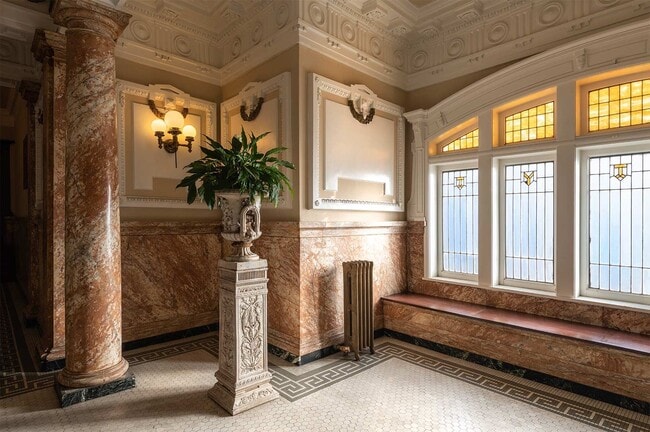 Interior Photo - De la Mar