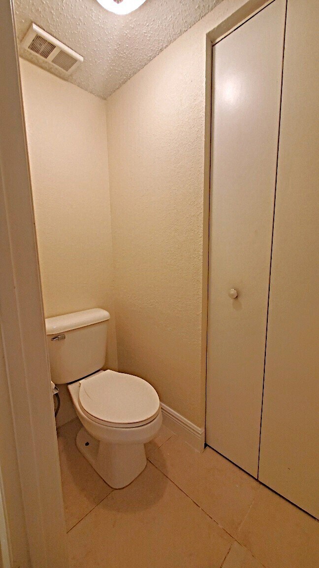Building Photo - 01 + Den water included - Frist Floor unit...