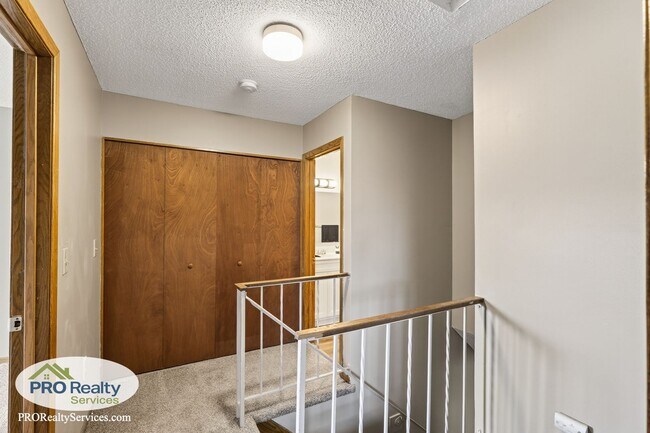 Building Photo - 3 Bedroom End Unit Townhouse