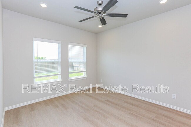Building Photo - 1401 SW Poigai Wy
