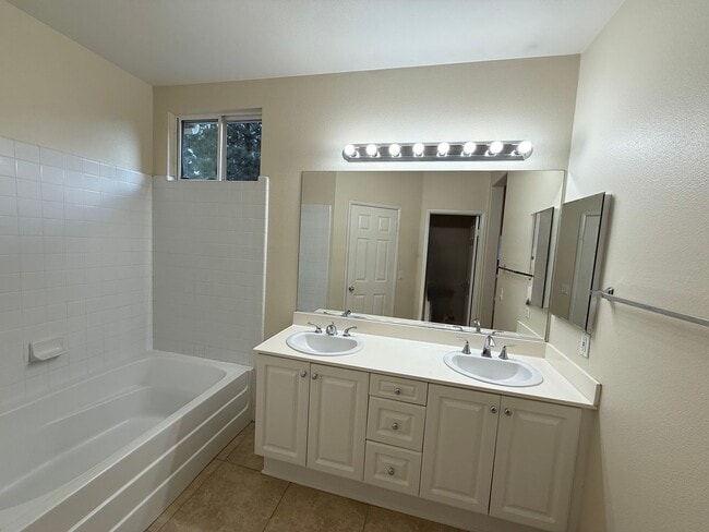 Building Photo - $675 Off First month's Rent - Cute Townhom...