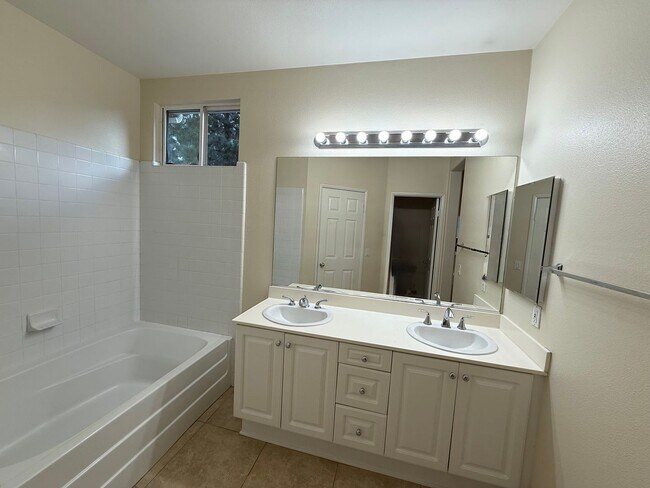 Building Photo - $675 Off First month's Rent - Cute Townhome near Camarillo High School