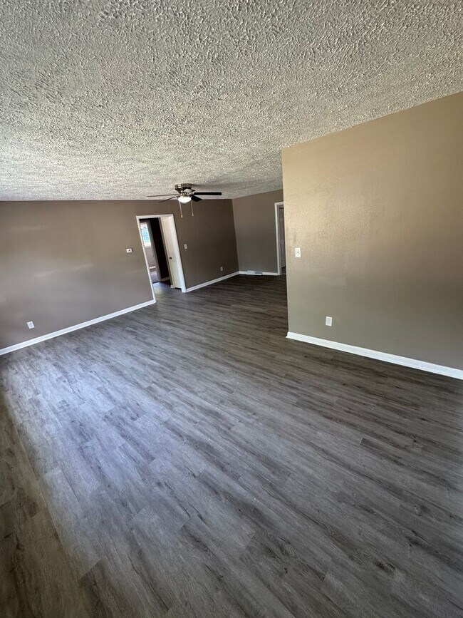 Building Photo - 5 bedroom 2 bathroom house