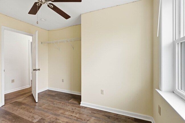 Building Photo - 554 Hand Ave