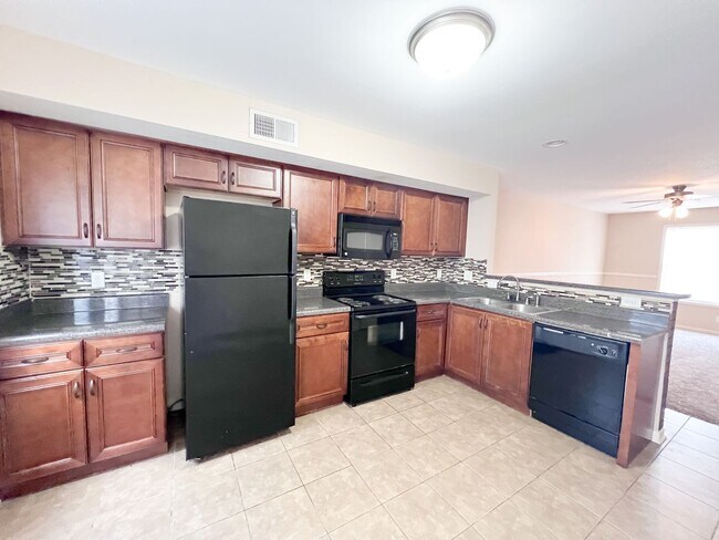 Building Photo - 2 Bedroom 1.5 Bath Townhome