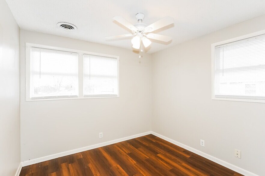 Building Photo - 204 Redondo Ct N