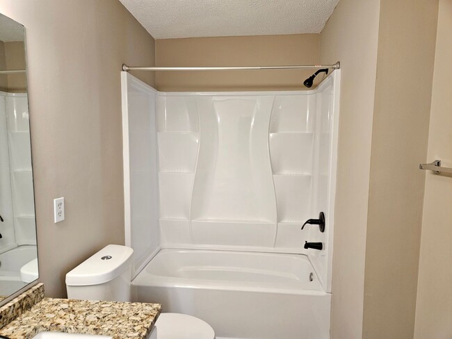 Building Photo - Rare 3 bed 2.5 bath Townhome located in Marietta