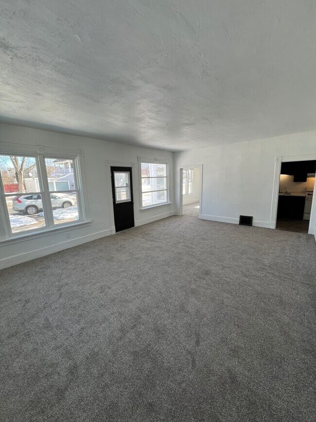 Building Photo - 4 Bedroom 2 Bath Single Family Home Available NOW!