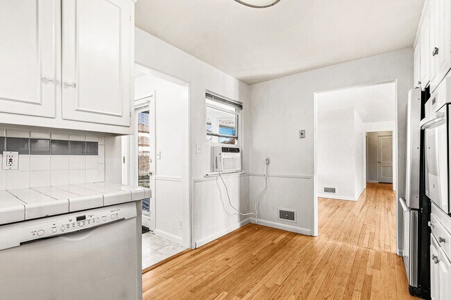 Building Photo - 3260 S Bellaire St