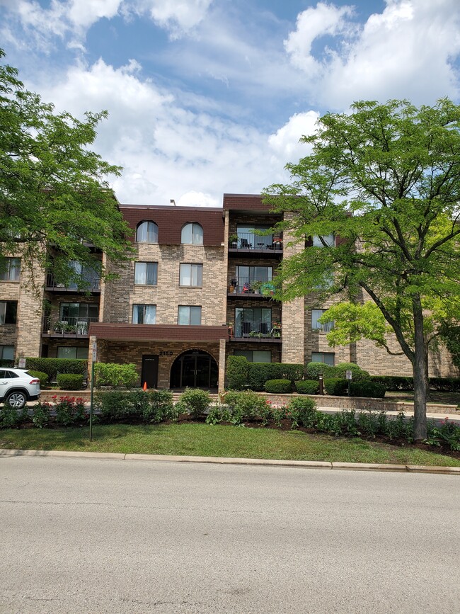 Building Photo - 2150 Valencia Dr