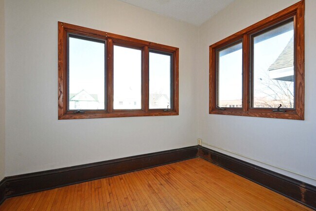 Building Photo - 3029-3031 Chicago Ave