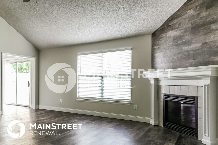 Building Photo - 820 SW Meadowood Dr
