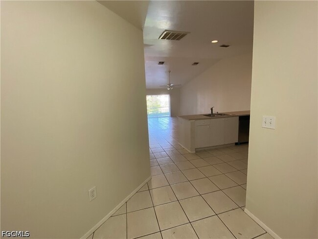 Building Photo - 622 SE 13th Pl