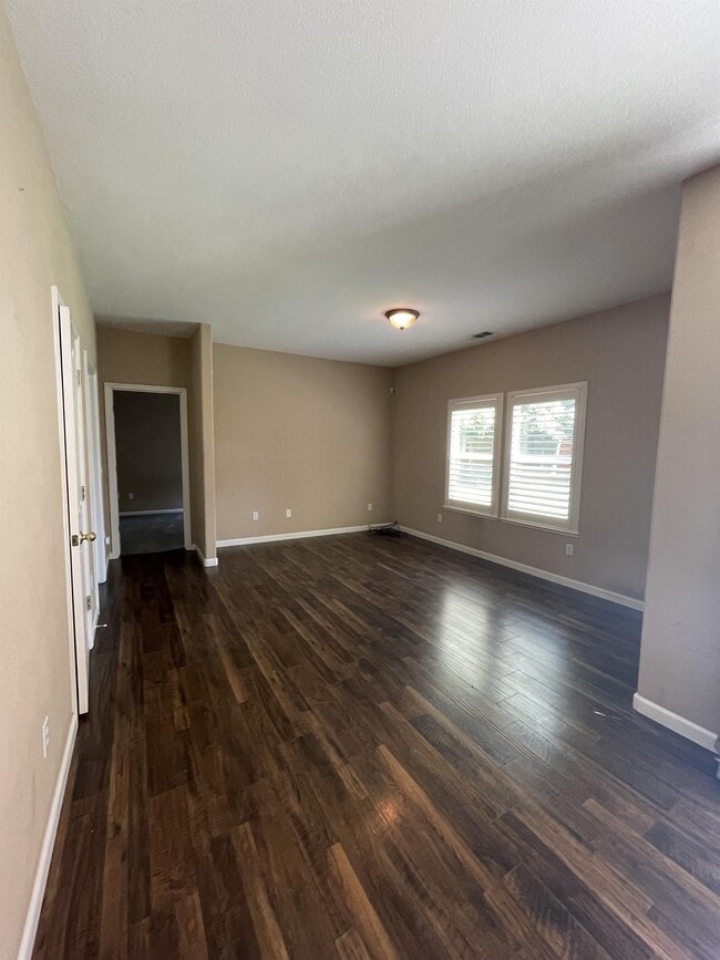 Building Photo - 2402 Deborah Dr