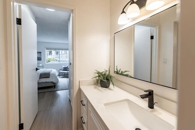 Building Photo - Convenient location to I-280/101 for a qui...