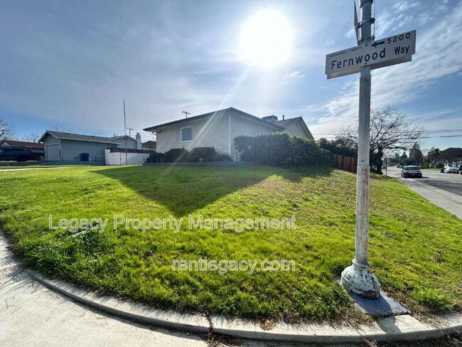 Building Photo - 5200 Fernwood Way