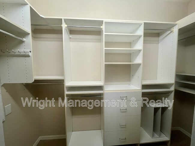 Building Photo - 6040 Sandhill Ridge Dr