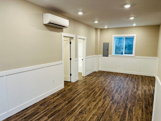 Building Photo - Charming Vintage Farm House