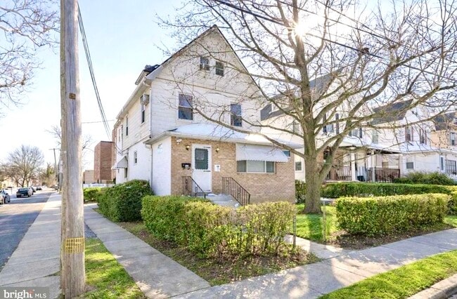 Building Photo - 206 E Hinckley Ave