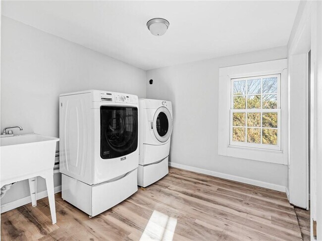 Building Photo - 1382 Hope St