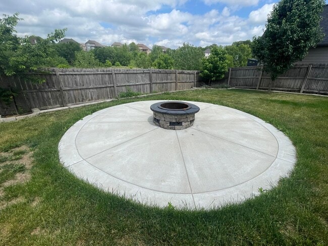 Building Photo - 5 Bedroom 3 1/2 Bath Home For Rent!