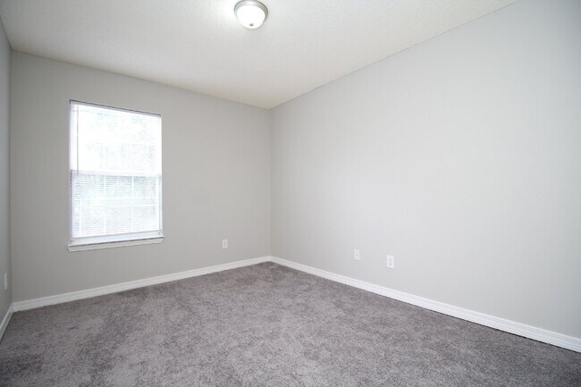 Building Photo - Gulf Breeze 3-Bedroom, 1-Bath Home Zoned for Top Schools with Quick Access to Pensacola and Pensa...