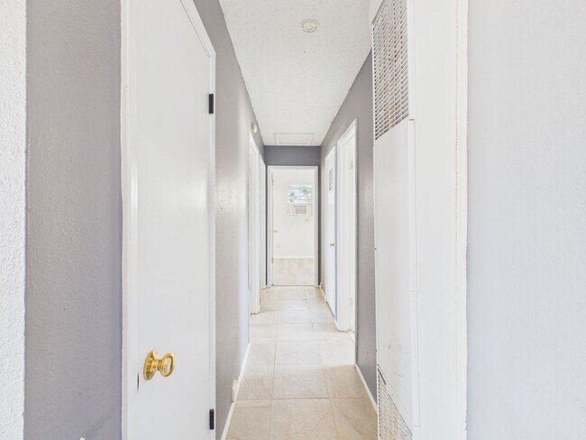 Building Photo - 3810 Mesa Verde Dr